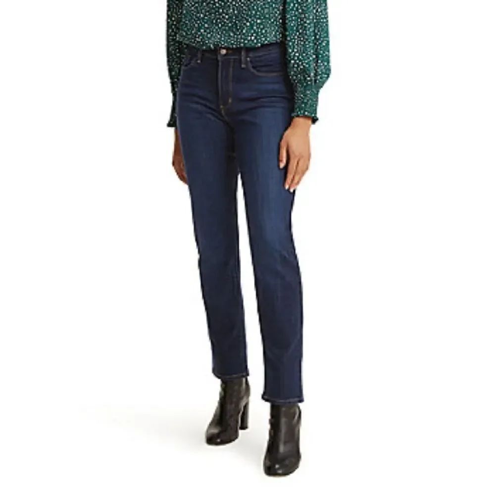 Levi's woman’s Classic Straight Jean hi rise dark wash NWOT size 12 -31x30